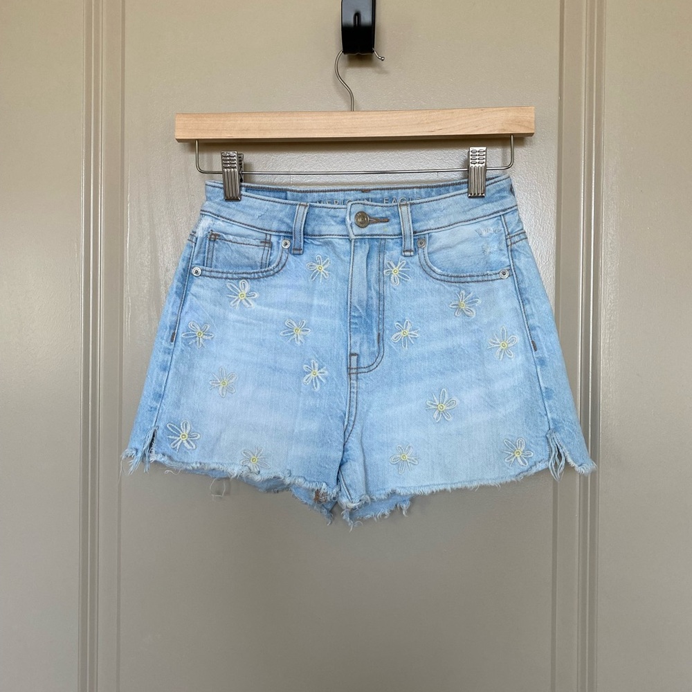 American Eagle distressed woman’s Shorts w/daisies, size 000.  Like new.